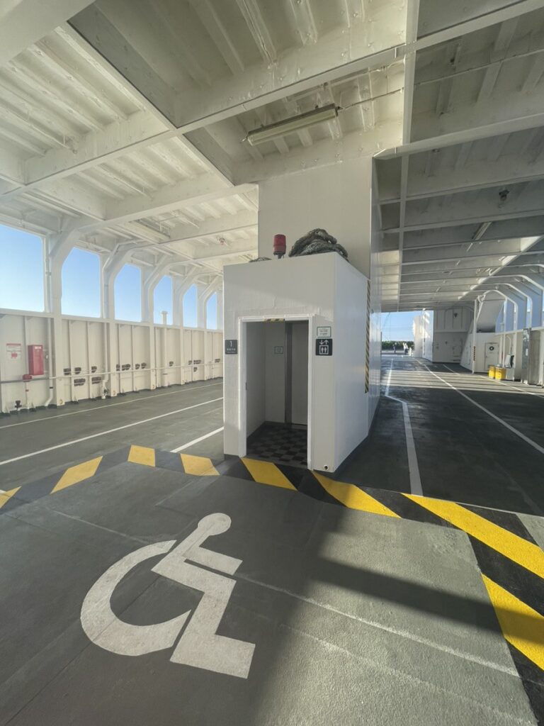 車輌甲板エレベーター